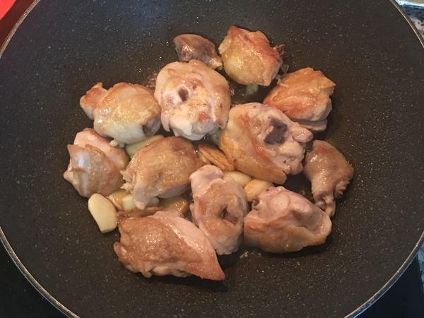 放入雞肉，皮朝下煎上色。