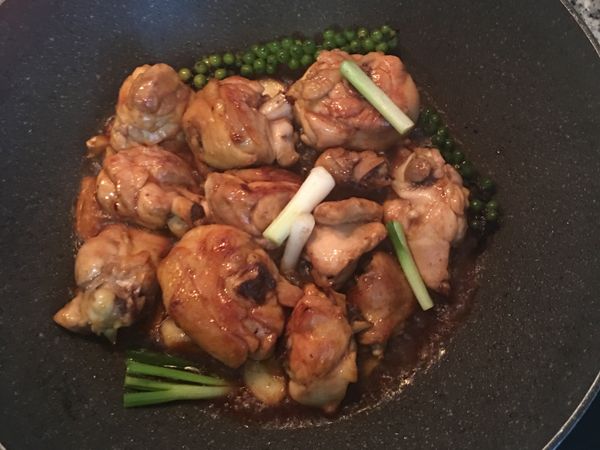 放入蔥白與新鮮胡椒粒，