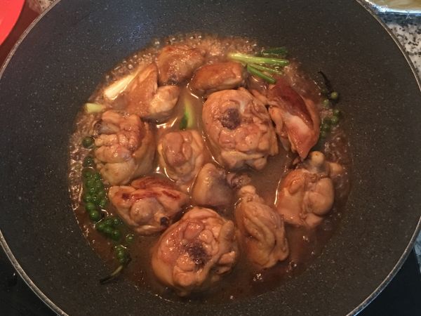 加入米酒炒勻，接著放入1/2杯的水，大火煮滾後試醬汁的味道並微調。