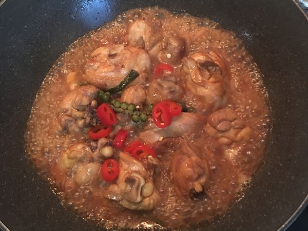 轉大火收汁，接著放入辣椒。