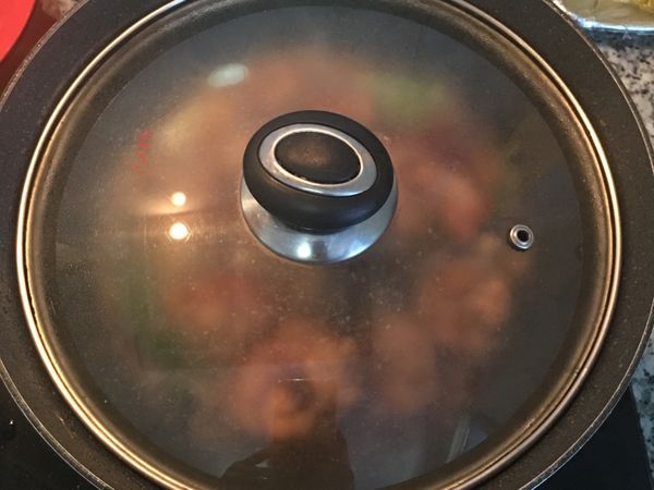 蓋上鍋蓋，小火燜燒10分鐘。