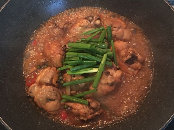 撒上蔥綠，拌炒兩下即可起鍋。