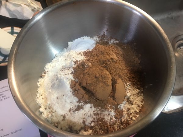 先做餅乾麵團
將所有粉類放置一碗混合，靜置一旁