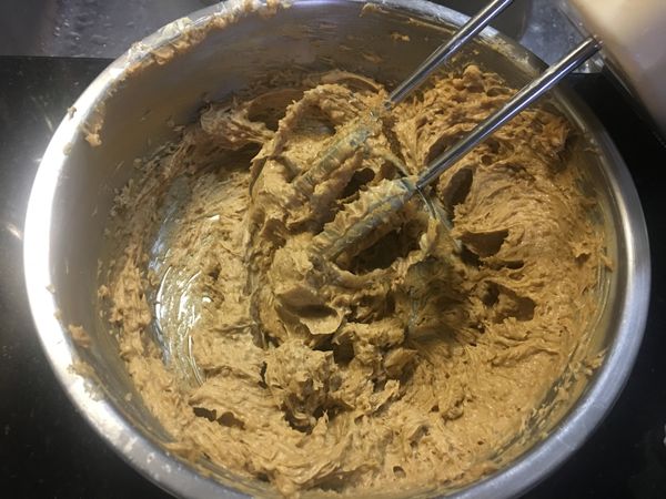 用一大碗將奶油+50g砂糖+黑糖用高速打發約2分鐘，分次加入蛋及牛奶，再打1分多鐘後改用刮刀將底部和邊邊的攪拌一起