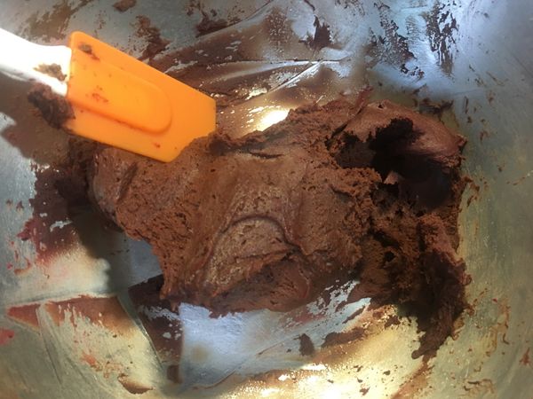 把粉類混合到奶油糊裡，慢速攪拌，再加入紅色色素攪拌到微黏稠的麵團，用保鮮膜蓋住放入冰箱冷藏1.5小時～隔夜