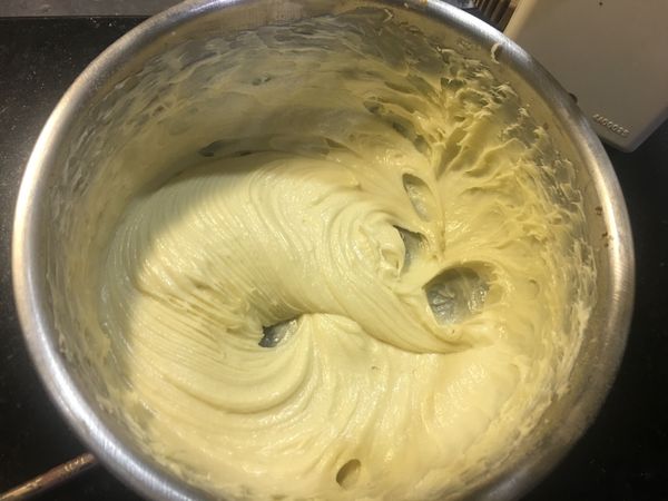 再做乳酪內餡
用中高速打發cream cheese+糖粉+麵粉+香草精約3分鐘直至滑順，用保鮮膜蓋住放入冰箱冷藏1.5小時～隔夜