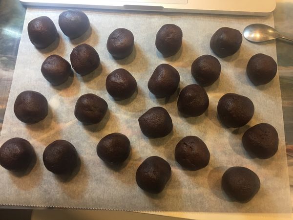 烤箱預熱180度，烤盤舖烘焙紙。從冰箱拿出餅乾麵團(冷藏時間1.5～2小時需回溫10分鐘；冷藏時間超過3小時需回溫20分鐘)，挖1大匙的量搓成圓球
*如果餅乾麵團回溫太久變太軟太黏不好揉，可以先回冰箱冷一下