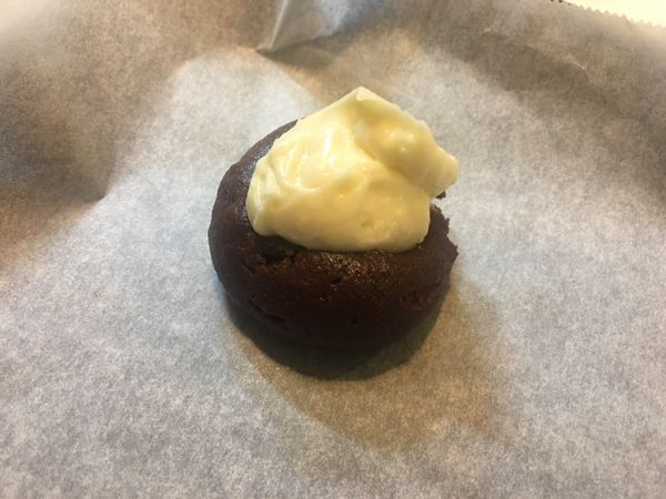 拿一個圓球用大拇指在中間壓一個凹槽，挖1茶匙量的乳酪內餡放上去，再拿另一顆壓平蓋上去
*要確實包覆好，不要讓內餡露出來不然烤的時候會爆出來