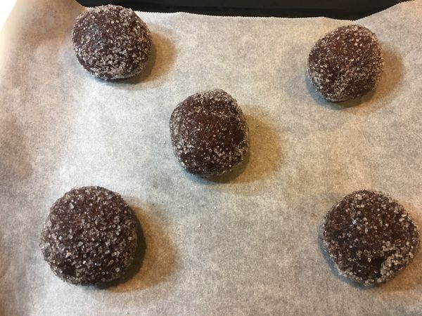 剩下的50g砂糖倒在一碗裡，整顆球表面沾滿砂糖