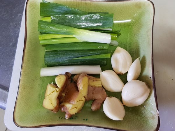 蔥，薑，蒜如圖備用