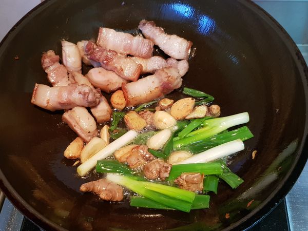 三層肉煎恰恰
放入蔥薑蒜爆香