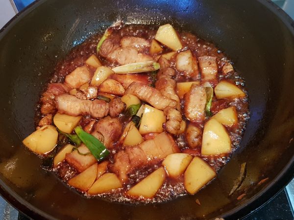 爆香後放入馬鈴薯稍微炒一下
在加👉砂糖👉醬油（上色）