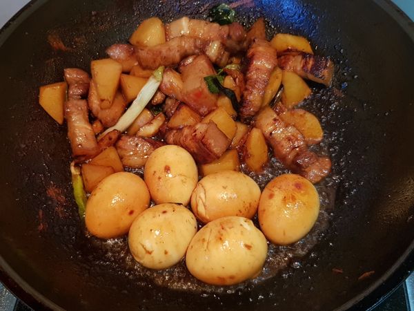 把水煮蛋放下去炒上色