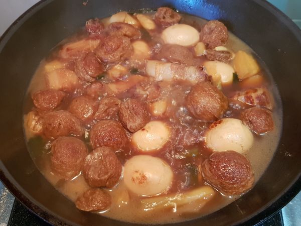 加水（蓋過食材）
放豆輪

大火滾過用中小火煮20分
即可美味上桌