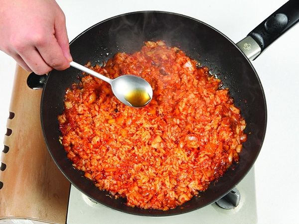 再次以大火快炒，再放入香油¼ 大匙。