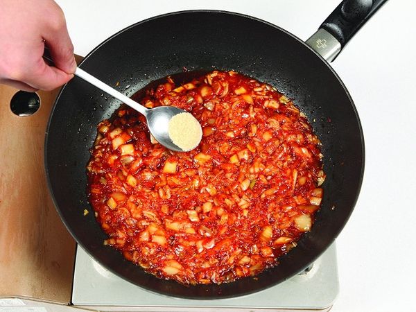 當泡菜的水分都炒乾時，便關火並放入黃砂糖一起拌勻。