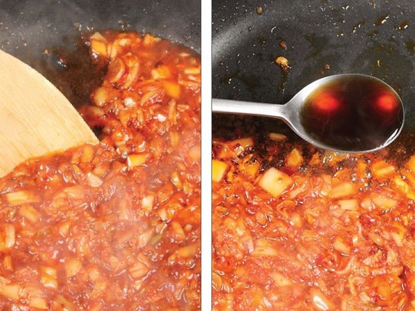 將泡菜往鍋子的一側集中，再將醬油從剩下的空間倒入鍋子內，稍微按壓後與泡菜一同拌炒。