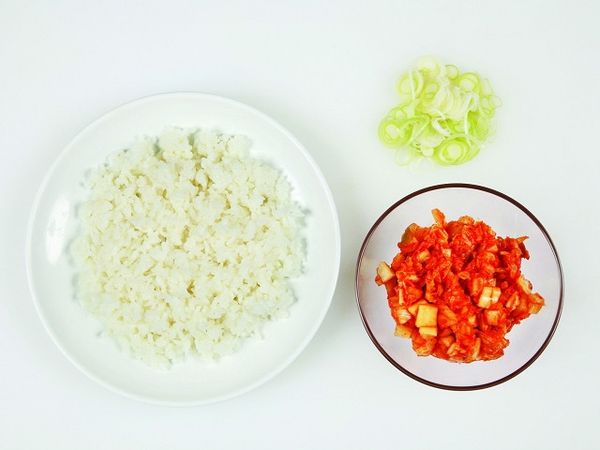 先將米飯攤平放在盤子裡，使溫度冷卻下來。酸泡菜放入碗裡，並以剪刀盡量剪碎，大蔥則是切成0.3cm 厚的蔥末。