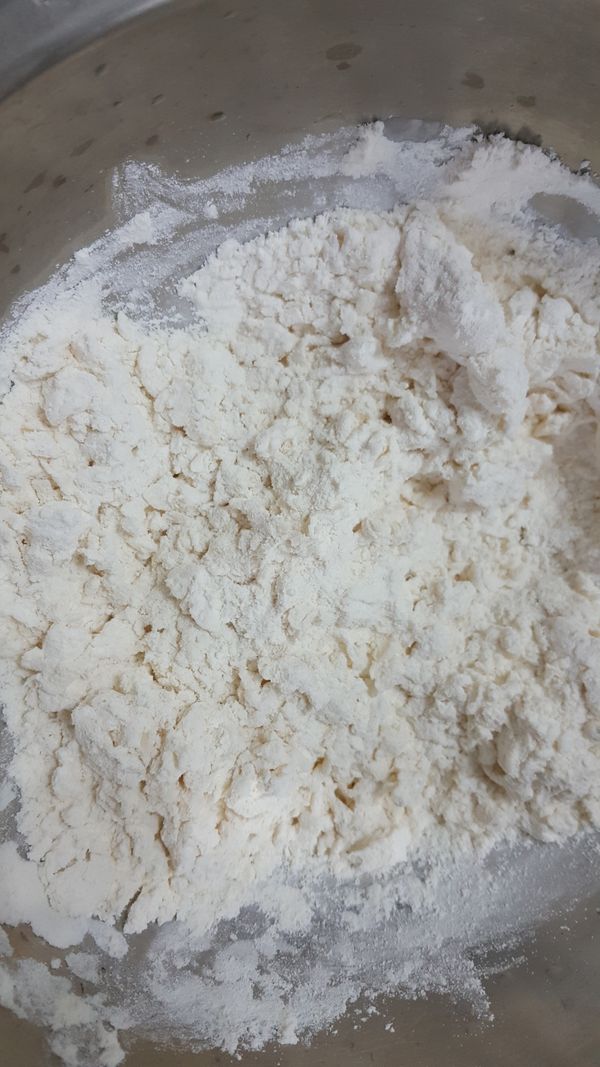 麵粉加入適量鹽拌一下
加入熱水攪拌成片花狀
再逐步加入冷水拌成團