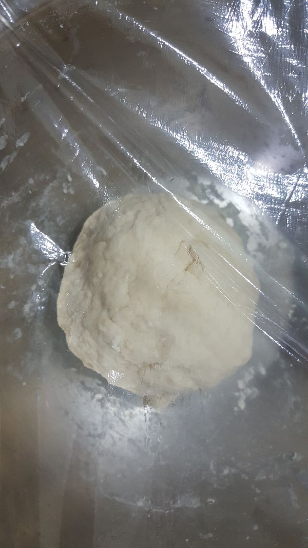 蓋上保鮮膜靜置30分鐘
➡️水量自行斟酌多一點
或少一點  到麵糰成團為止