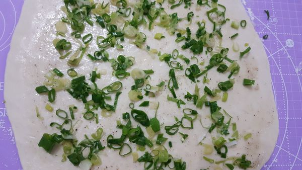 將麵糰桿平
均勻抹上椒油
再均勻鋪上蔥花