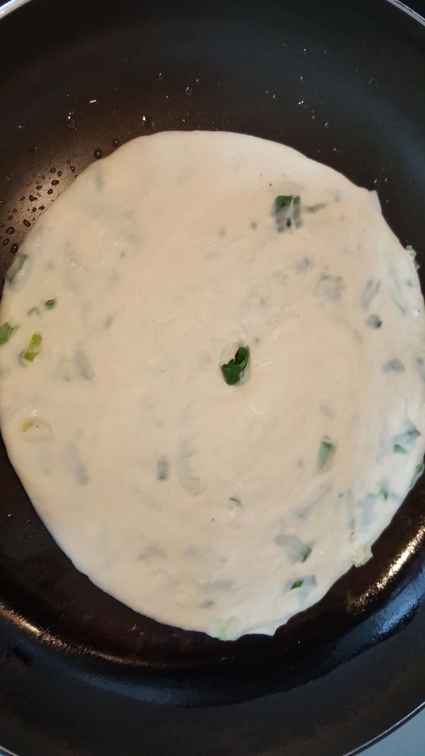 平底鍋中放少許油
放入蔥油餅