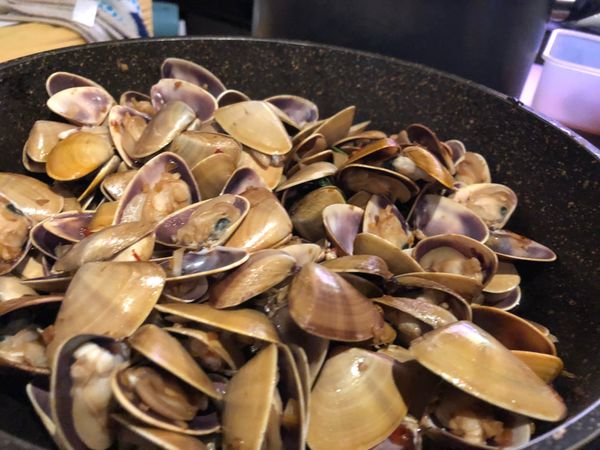 把蛤蚧炒到全開口就可以開吃🤤