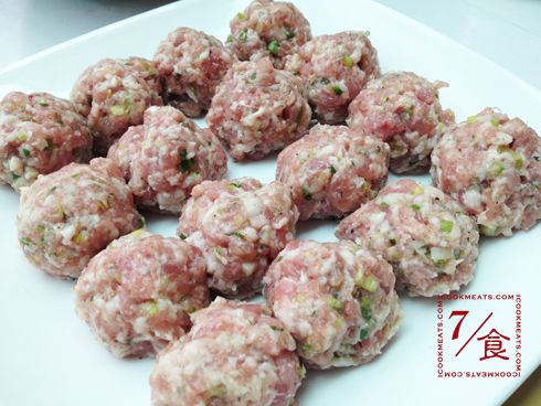 這時來做肉丸，把薑末、蔥末、豬絞肉、太白粉、鹽和黑胡椒拌在一起，然後搓揉成丸。