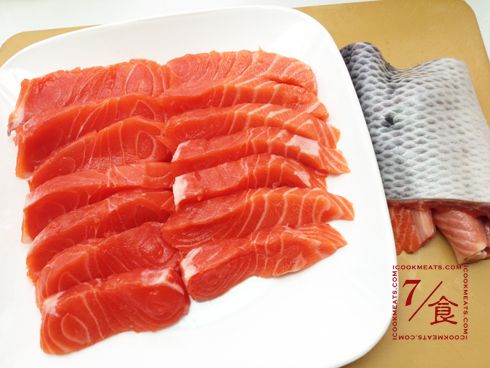 最後來處理鮭魚，先把兩旁的肥油切掉，刀鋒貼著魚皮切，另一隻手則是捏著魚皮往反方向拉。去皮後切成厚片。