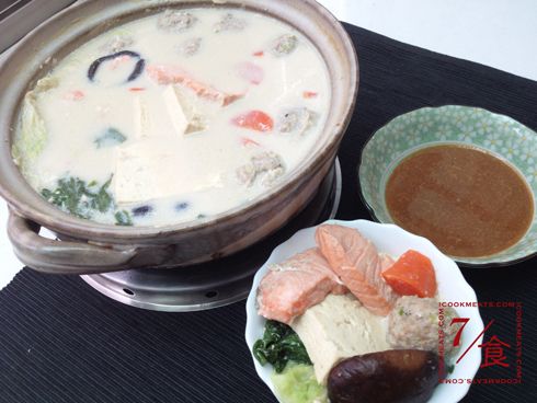 肉丸子熟了後，就可以把所有東西換進陶鍋加熱，當鮭魚和蔬菜熟透後，約3分鐘，就可以吃了。