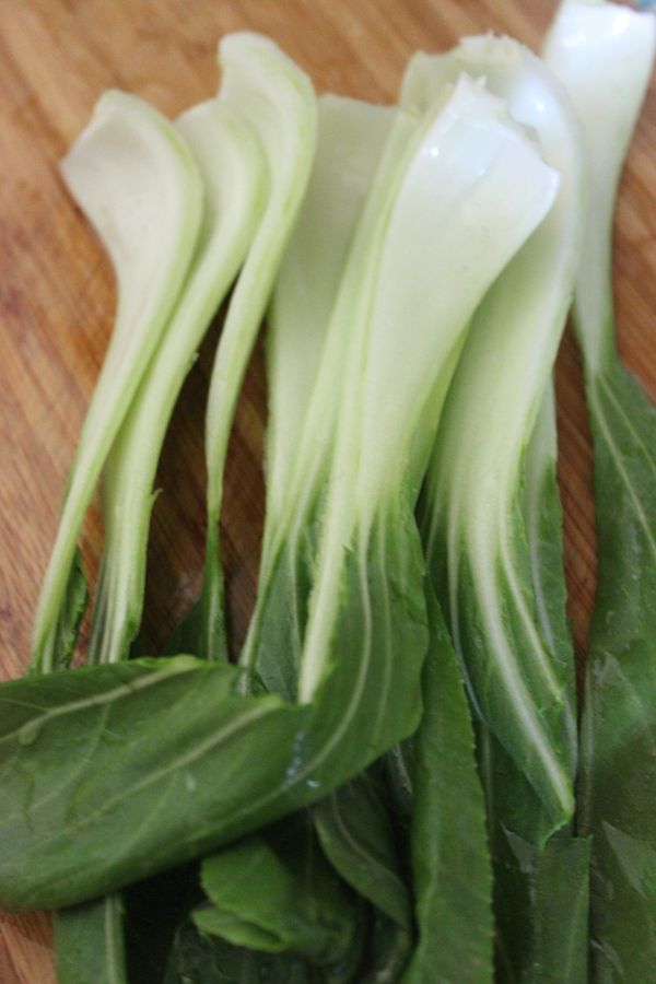 外面大葉子部分,剝開洗淨,對(綜)切成一半,比較好入口