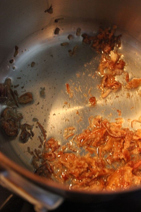 菜處理好之後,就可以起鍋煮水了!可以在水中加點鹽與油,菜呈起時會較油亮,今天因為自家吃沒宴客,所以沒在鍋中放油!在煮水時,開始準備醬汁,醬汁比例醬油:油蔥酥:油=1:1:1,先將油與油蔥酥放入鍋中,加熱,聽到ㄘㄘ聲,且聞到油蔥酥香味時,關火,鍋依舊放爐上