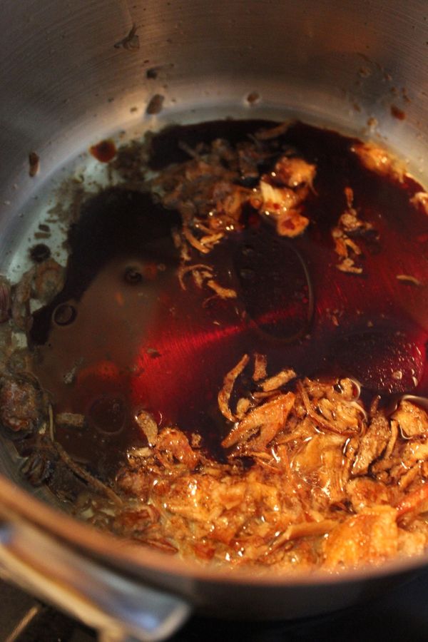 淋入醬油,醬油會因鍋中有餘熱,嗆出香氣,這就是了!非常香