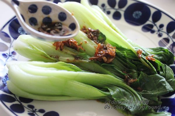 將川燙好的青江菜瀝乾擺於盤上,淋上油蔥酥醬油,即可上桌