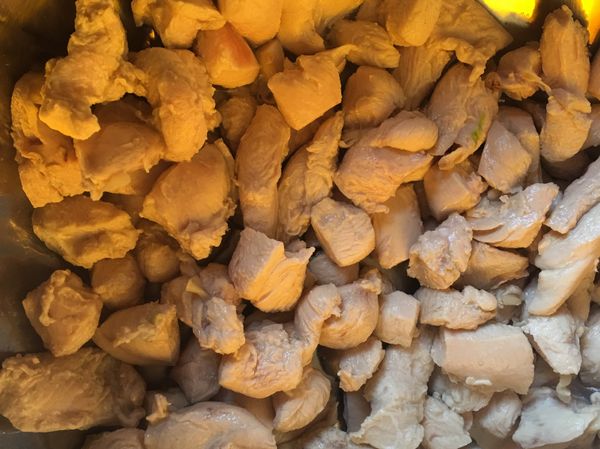 雞柳切塊燙血水後
沖水瀝乾備用