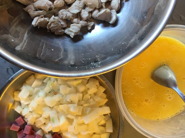 蛋也打好備用
蛋裡可以加些太白粉水
煎時不易破
也可以過濾ㄧ下
煎時較不會起泡

但我都沒做
因為我的菜裡是堅持不用太白粉的