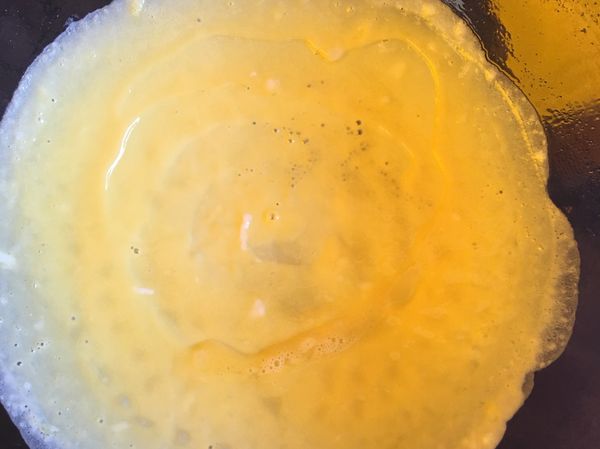 首先先來煎蛋皮
油鍋熱到油
把多餘的油擦掉
記得小火喔
倒入蛋液
搖動鍋子讓蛋成圓狀
鍋子繞著蛋液邊緣
拿筷子慢慢波動
蛋液邊緣起泡代表不黏鍋了
四周不黏後就可以起鍋
蛋液可以不用全熟˙