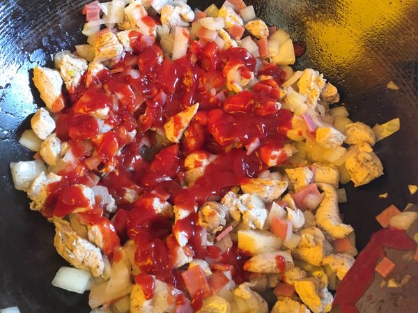 些許調味
胡椒
鹽
都依個人口味
加入番茄醬拌炒