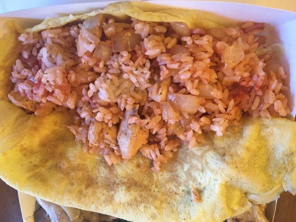 蛋皮舖好
把接觸鍋子那麼放裡面
因為會有些焦色
不熟面朝外
這樣較美