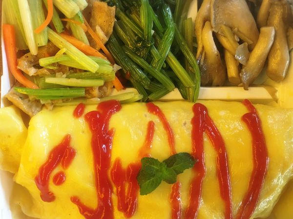 炒個菜配也不錯
蛋包飯便當