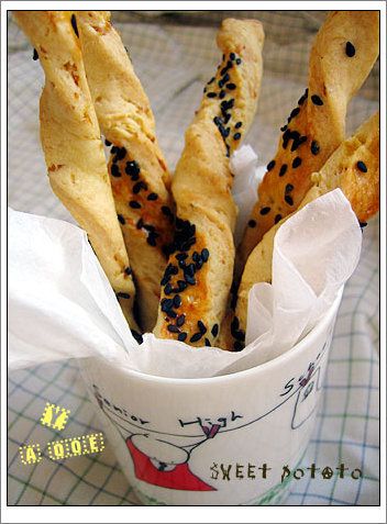 地瓜蒸熟或用微波加熱至熟,趁熱壓成泥放置一旁備用