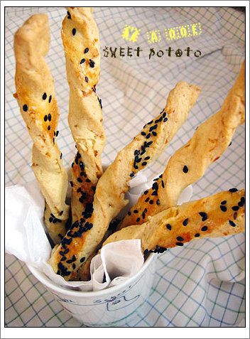 接著倒入過篩的粉類(低筋麵粉.泡打粉及奶粉)拌勻
桿成扁平片,用保鮮膜包起來