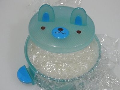 白飯用圓圈模鋪上一層保鮮膜(不鋪保鮮膜，首要沾水才不黏飯)做成二片米漢堡，這樣飯和可樂餅的大小就會一致。