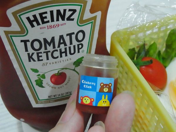 將百分百純天然的亨式番茄醬裝進小瓶子中，吃的時候再淋在可樂餅上面。