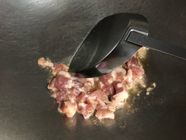 鍋內放入適量的油，油熱了之後下絞肉炒至變色