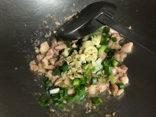 再加入蔥花、蒜末、薑末炒勻