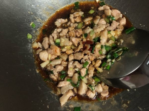 再下調味料以小火煮沸