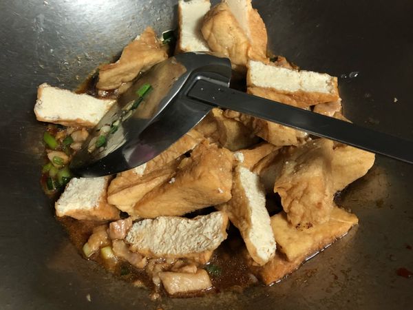 最後加入油豆腐翻炒均勻後，燜煮個3-5分鐘，讓豆腐入味