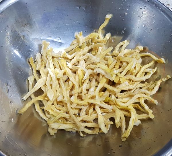 將曬乾的蘿蔔乾拿出來洗個2~3次後，泡在水裡5分鐘左右將水瀝乾，瀝乾後要用手再抓一下蘿蔔乾好將多餘的水份給擰出來。