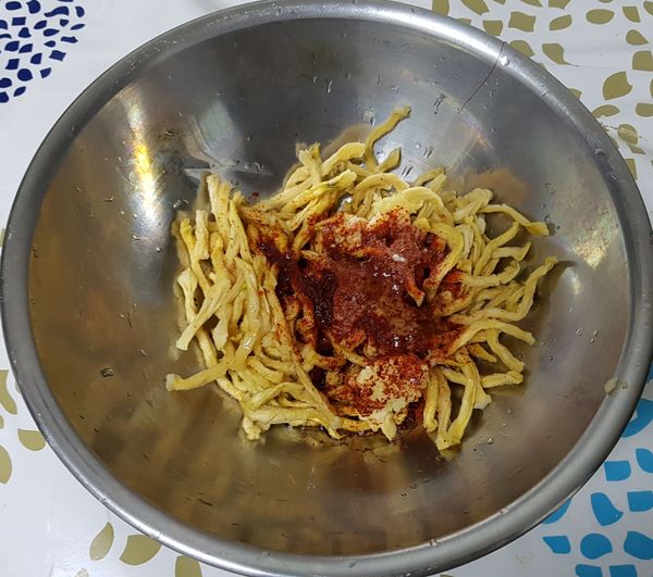 再將所有的調味料（辣椒粉、魚露、醬油、糖漿、糯米水、蒜泥）一起放入均勻攪拌後，最後灑上白芝麻粒後再拌一次。